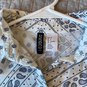 Lightweight sleeveless top